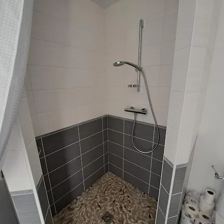 Maison Confortable En Centre-ville Avec Jardin, - Fr-1-323-563 Holiday home