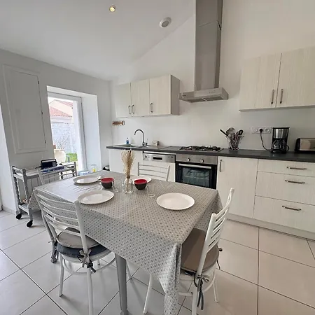Holiday home Maison Confortable Centre-ville Avec Jardin, Proche Commerces - Fr-1-323-563