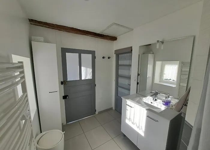 Maison Confortable Centre-ville Avec Jardin, Proche Commerces - Fr-1-323-563 생장드몽