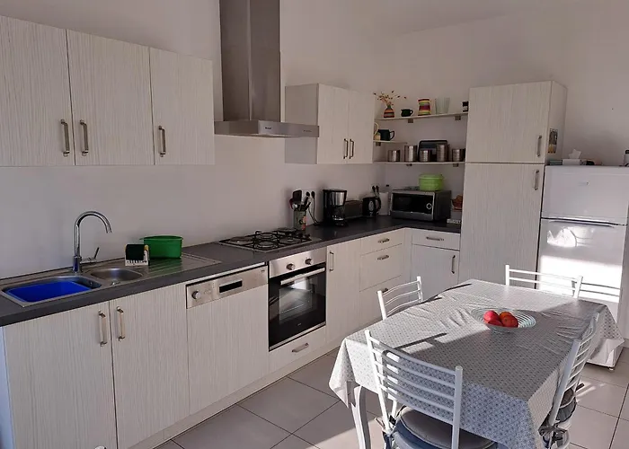 Maison Confortable Centre-ville Avec Jardin, Proche Commerces - Fr-1-323-563 생장드몽