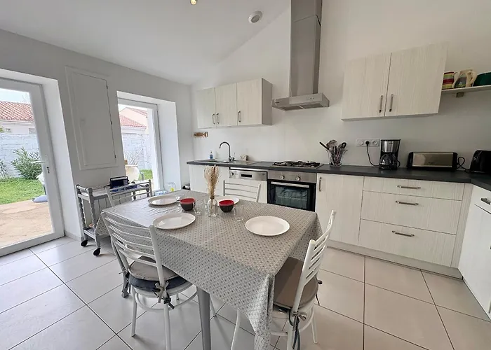 펜션 Maison Confortable Centre-ville Avec Jardin, Proche Commerces - Fr-1-323-563